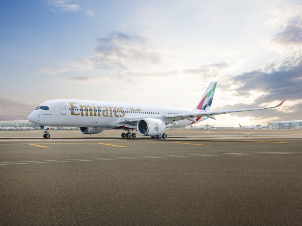 Avião Emirates na pista, pronto para partir
